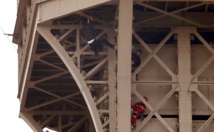 Detienen a sujeto que trepó a la cumbre de la Torre Eiffel