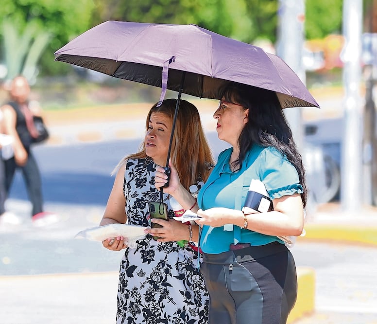 Entre las recomendaciones hechas por el jefe de Gobierno están evitar hacer ejercicio al aire libre y exponerse al sol de 11 a 16:00 horas, vestir ropa suelta de colores claros, usar bloqueador solar, aumentar la ingesta de líquidos y evitar comer en la vía pública. Foto: Berenice Fregoso / EL UNIVERSAL