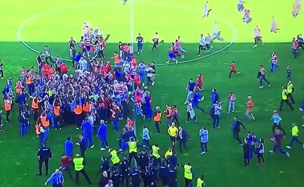 Invasión de campo impide al Barça festejar