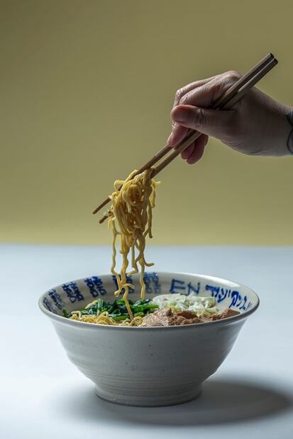 Prepara un rico fondo de ave para ramen