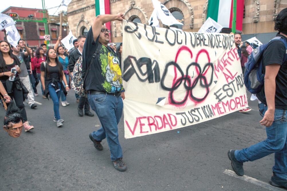integrantes del Comité del 68 encabezaron el contingente de la marcha conmemorativa por la matanza de Tlatelolco, en la que participaron las escuelas normales rurales del país y estudiantes de la UNAM, UACM, UAM e IPN (CAMILA MATA. EL UNIVERSAL)