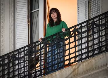 Cristina Fernández sale al balcón por primera vez desde su condena en prisión domiciliaria; tribunal le autorizó usar ese espacio en su residencia