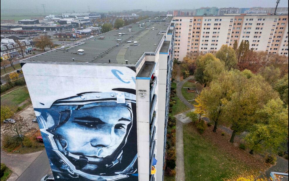 Un mural del artista francés Víctor Ash del ex cosmonauta de la Unión Soviética Yuri Gagarin se ve en una de las torres de apartamentos en el barrio de Hellersdorf, en las afueras de Berlín, Alemania. Foto: AFP