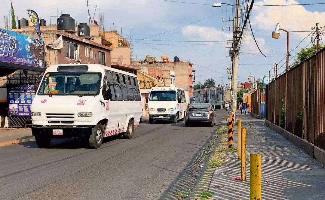 Los microbuses convierten las calles en una pista de carreras, lo que ha cobrado vidas, acusan habitantes de colonias aledañas a la calzada Los Arcos. Foto: Mauricio Contreras | El Universal (16/01/2025)