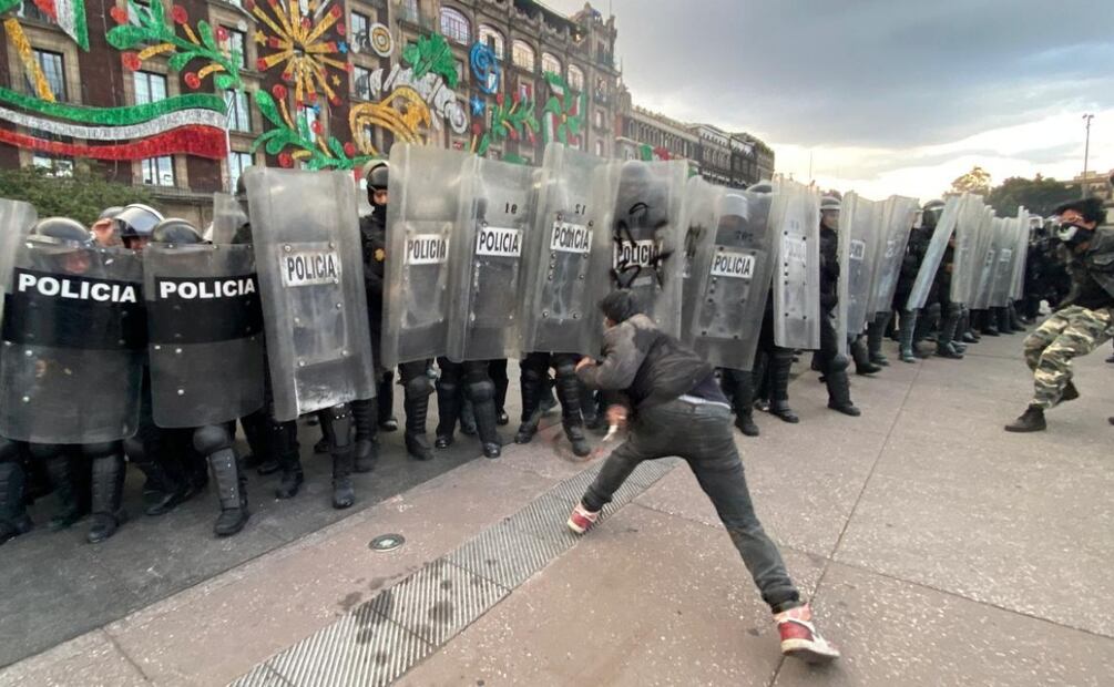 Enfrentamientos entre asistentes a la marcha del 2 de octubre en la CDMX y policías capitalinos (2/10/2025). Foto: Valente Rosas / EL UNIVERSAL