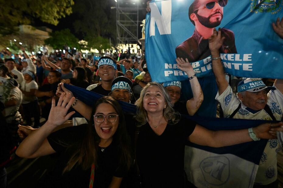 Los partidarios del presidente salvadoreño Nayib Bukele se reúnen
frente al Palacio Nacional para celebrar su reelección, en San Salvador. Foto: AFP