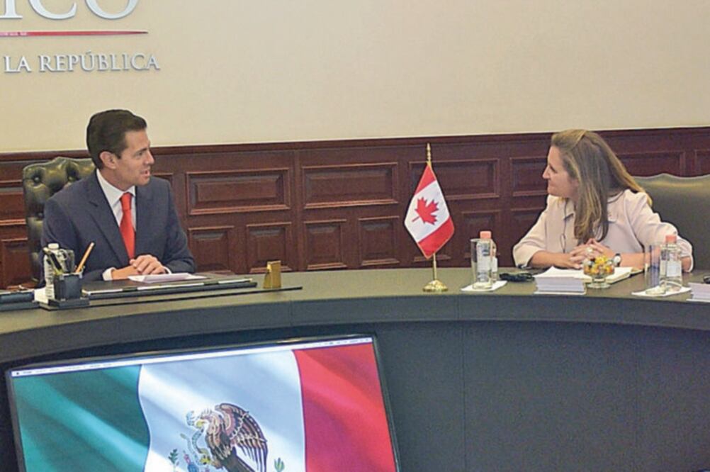 Diálogo. El presidente Enrique Peña Nieto se reunió en Los Pinos con funcionarios de Canadá, a quienes dijo que su gobierno apuesta a una transición ordenada en México. (PRESIDENCIA)