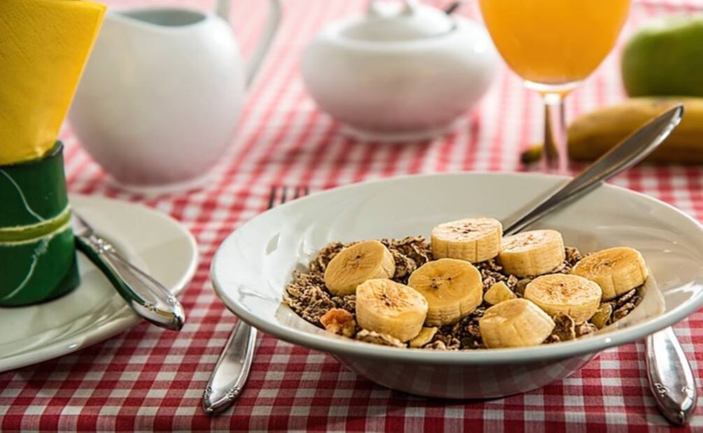El plátano es rico en todas sus versiones y aporta múltiples vitaminas y minerales, recuerda variarlo en tu dieta e intercambiarlo por otras frutas. Foto: Pixabay
