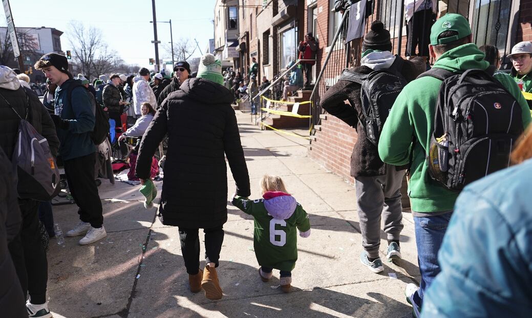 Miles de aficionados en Filadelfia celebran a los campeones del Super Bowl LIX. Foto: AP