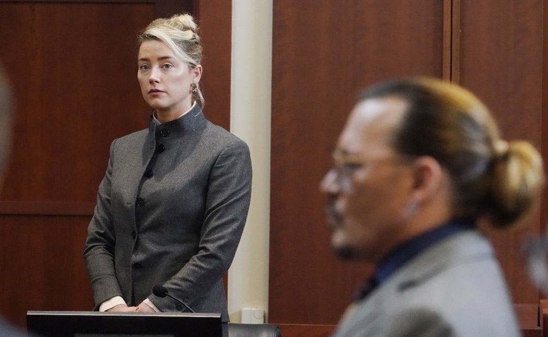 Los actores Amber Heard y Johnny Depp observan cómo el jurado abandona la sala del tribunal para almorzar en el tribunal de circuito del condado de Fairfax en Fairfax. Foto: AP/Steve Helber, Pool