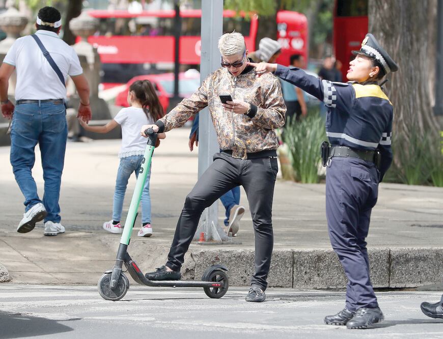 Durante un recorrido por Reforma se documentó que usuarios acataron disposiciones de seguridad, aunque otros siguen circulando por las aceras. ARIEL OJEDA. EL UNIVERSAL
