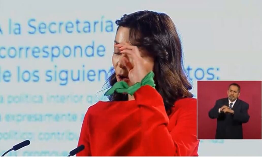 Con pañuelo verde, García Vilchis se solidariza con marcha feminista para despenalizar aborto