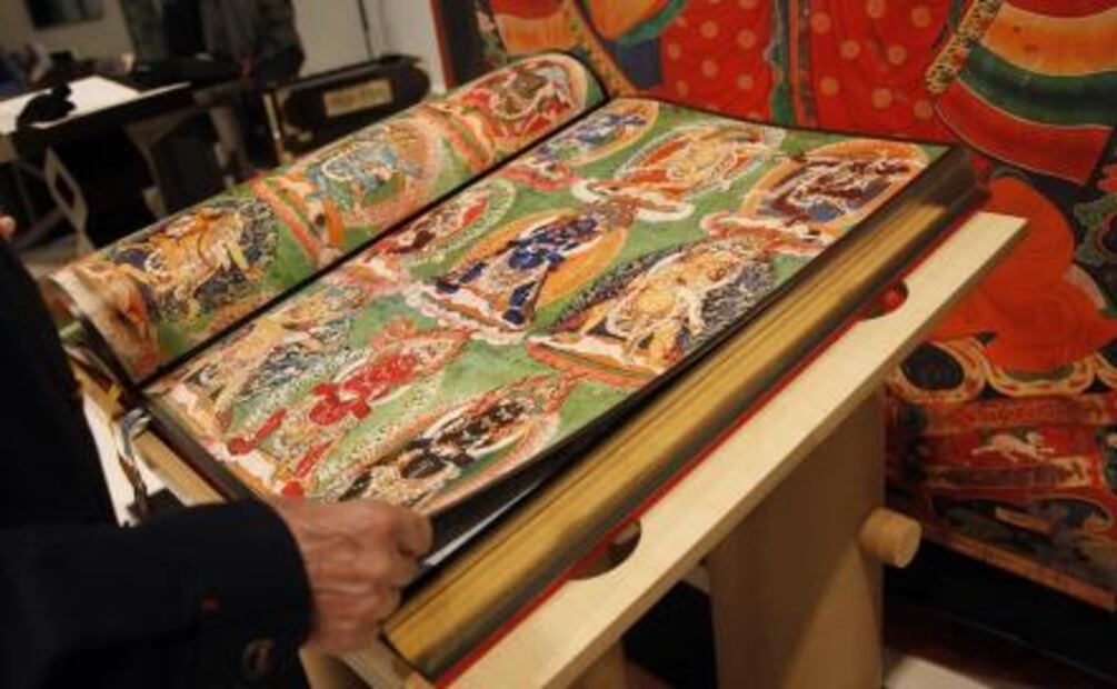 El libro que revela los secretos de los murales del Tíbet