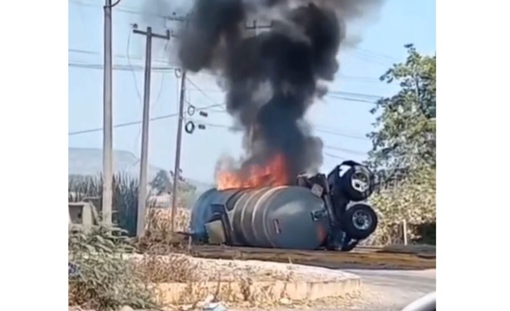 El accidente ocurrió luego de que la unidad abastecida con combustible fue impactado  por el tren en el momento en que el conductor intentó ganarle el paso. (Foto: especial)