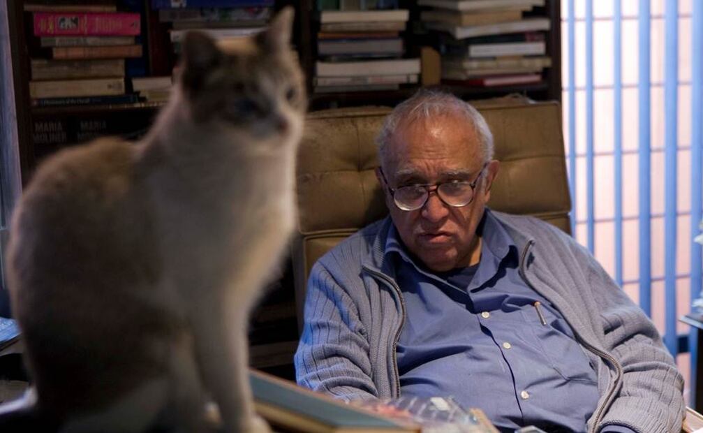 El escritor y cronista Carlos Monsiváis, quien recibió un homenaje a cinco años de su muerte, en junio de 2015, donde uno de los temas principales fue el ensayo, género literario en los que más destacó durante su trayectoria. Foto Luis Cortés/Archivo EL UNIVERSAL.