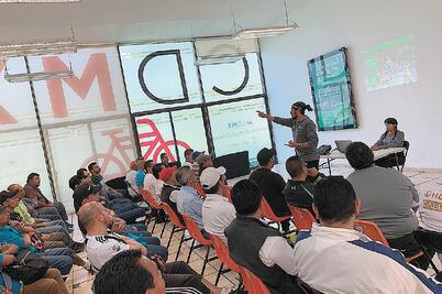 Choferes toman clases para tener empatía con ciclistas 