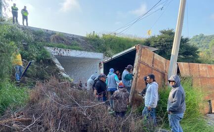 Cae tráiler de puente sobre carretera México-Querétaro a la altura de Tepeji del Río, Hidalgo; hay cuatro lesionados
