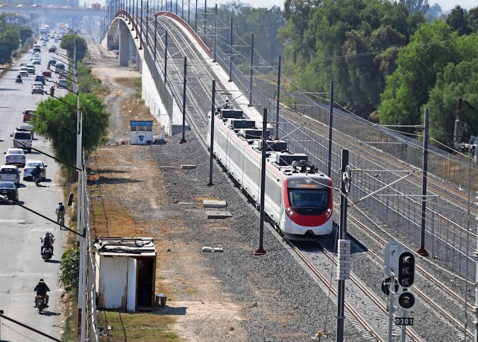Los trenes con dirección al AIFA fueron vistos a su paso por la avenida Recursos Hidráulicos, colonia la Chinampa en San Pablo de las Salinas. Foto: de Carlos Mejía. El Universal