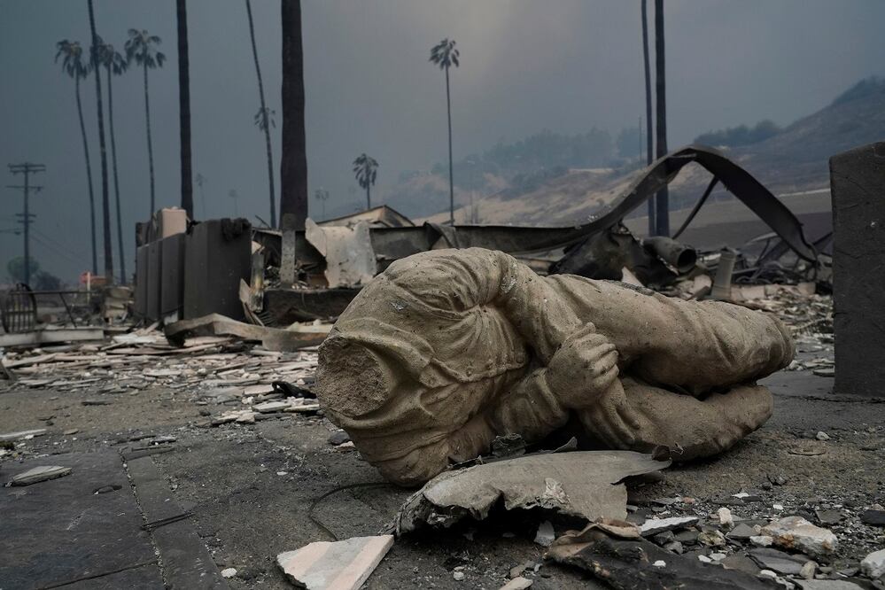 Una estatua y escombros del incendio de Palisades, que arrasó el barrio de Pacific Palisades de Los Ángeles, el miércoles 8 de enero de 2025. FOTO: DAMIAN DOVARGANES. AP