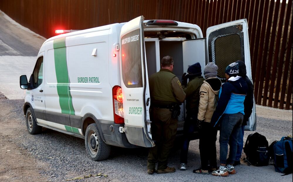 Migrantes se entregan a oficiales de la Border Patrol en Sásabe, Arizona, el 22 de enero de 2025. Foto: Valente Rosas/EL UNIVERSAL