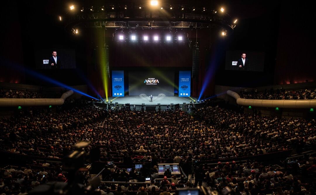 Los militantes acudieron el Auditorio Nacional para la toma de protesta de Ricardo Anaya. Foto: Germán Espinosa / El Universal
