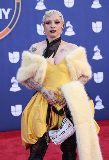 Mon Laferte sorprendió a la prensa e invitados con su peculiar look. Foto: AFP.