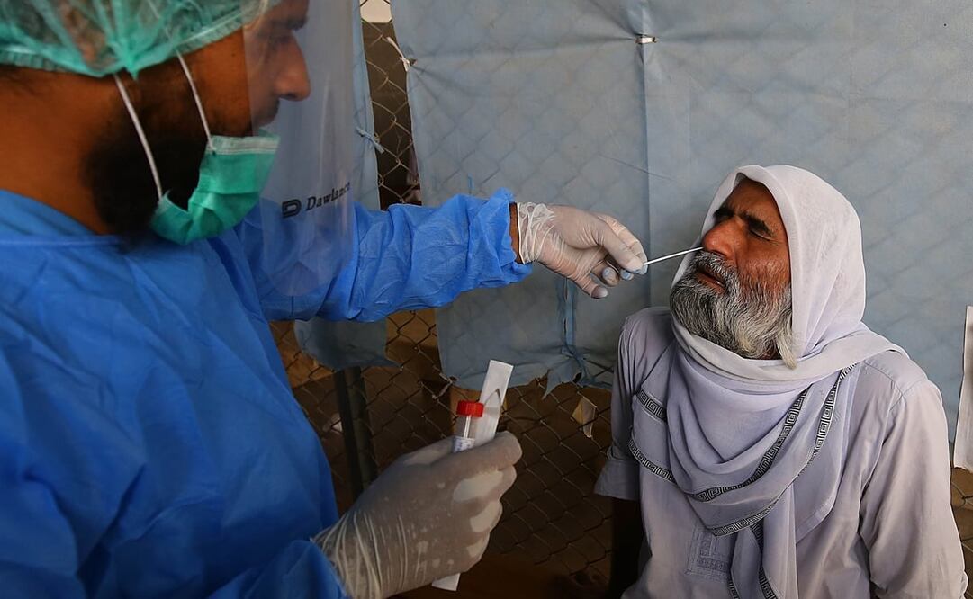 Personal médico aplica una prueba para detectar Covid-19 en una persona. Foto: EFE, archivo