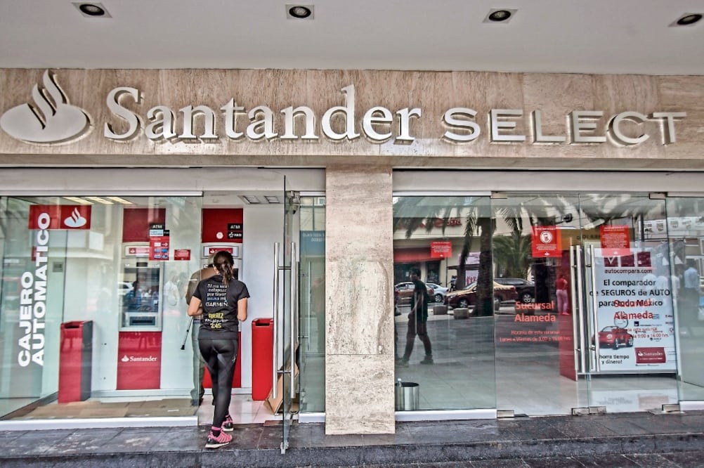 En 2018, Santander concentrará 53% de su plan de inversión de 15 mil millones de pesos para mejoras en sucursales y renovación de cajeros automáticos. (ARCHIVO EL UNIVERSAL)