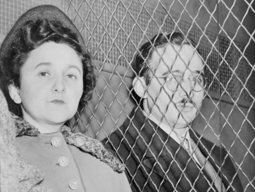 Los Rosenberg, separados por una reja metálica después de salir del tribunal tras haber sido hallados culpables de espionaje
en 1951. Crédito: Roger Higgins/ Library of Congress