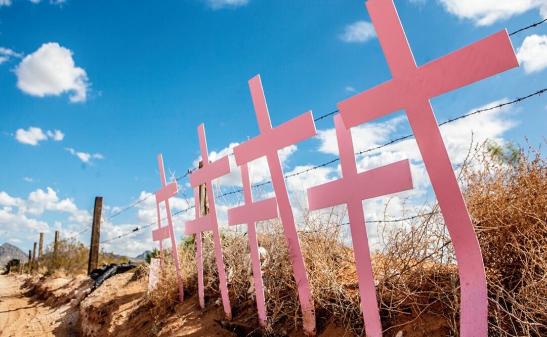 Crosses to remember femicide victims in Ciudad Juárez, where AMLO inaugurated his peace forums – Photo: Yadin Xolalpa/EL UNIVERSAL