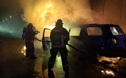 Vehículos calcinados en Puebla estarían relacionados con robo de combustible y de transporte en carreteras: autoridades