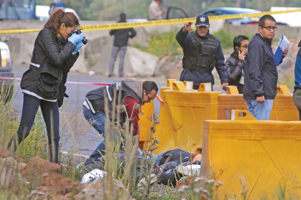 Los cuatro hombres presentaban lesiones por arma de fuego y su presencia desconcertó a policías y conductores que transitaron por la zona (ARMANDO MARTÍNEZ. EL UNIVERSAL)