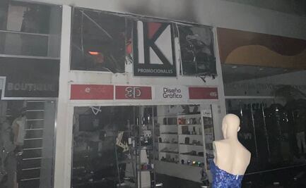 Reportan incendio en plaza comercial de Xalapa, Veracruz; fuego consume siete locales