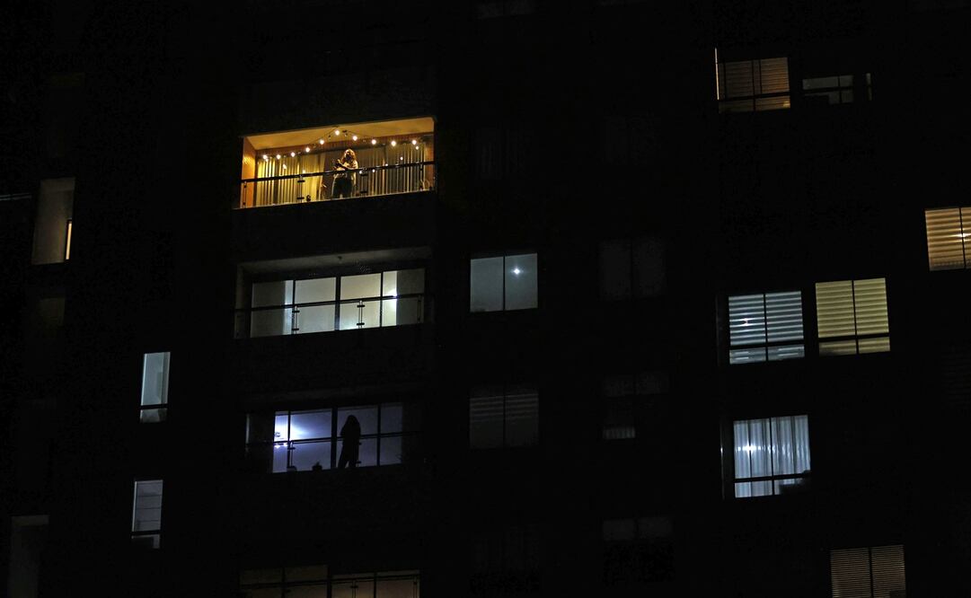 La gente hizo sonar esta noche cacerolas, pitos, las bocinas de los automóviles y vuvuzelas e incluso sacaron a los balcones y fachadas de las viviendas la bandera de Colombia o apagaron la luz en señal de protesta contra el gobierno de Petro. Foto: EFE