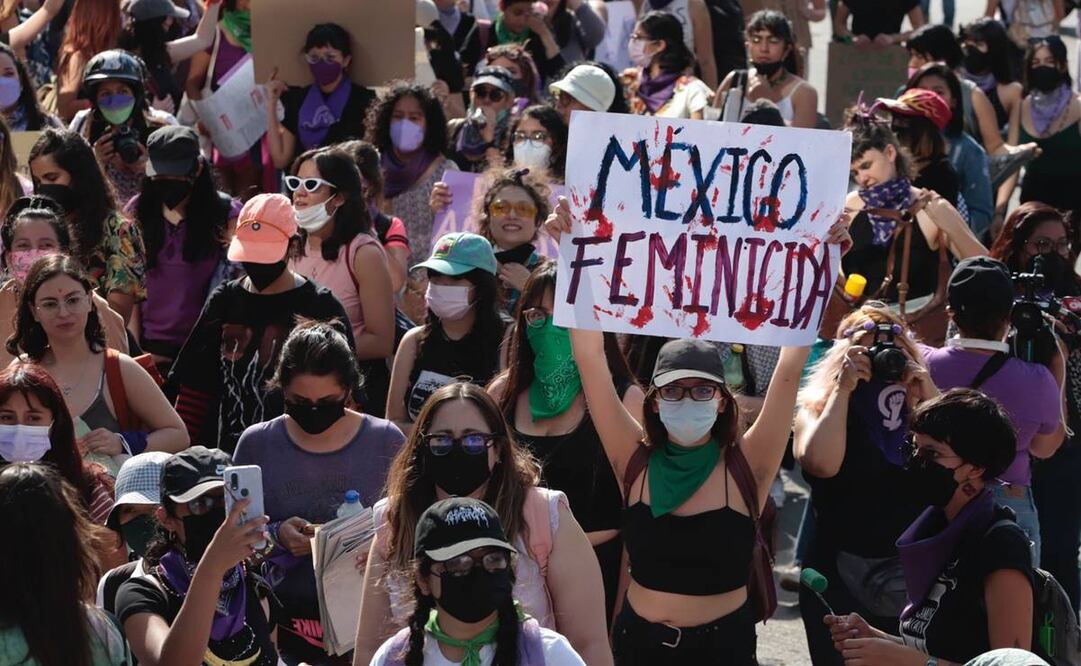 Cientos de mujeres iniciaron su avance al Zócalo desde el Monumento a la Revolución en donde se reunieron para acordonar el bloque de jóvenes que asisten por primera vez a la marcha. Foto: Berenice Fregoso. EL UNIVERSAL