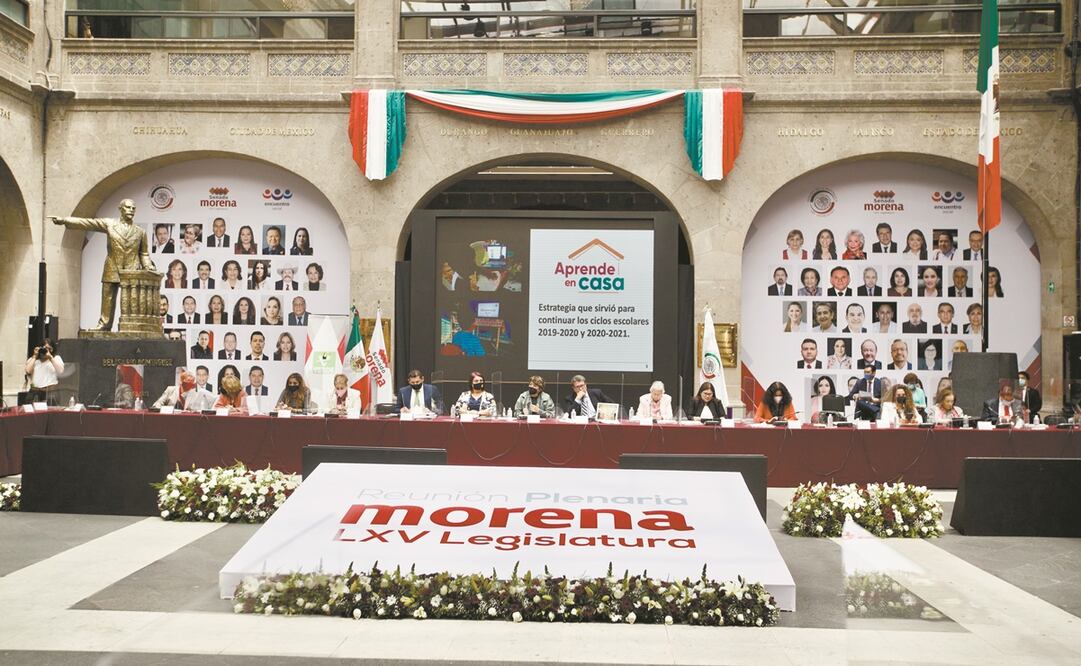 Durante la reunión plenaria que realizó ayer Morena, se pidió a los militantes construir consensos internos. Foto: Germán Espinosa/ EL UNIVERSAL.
