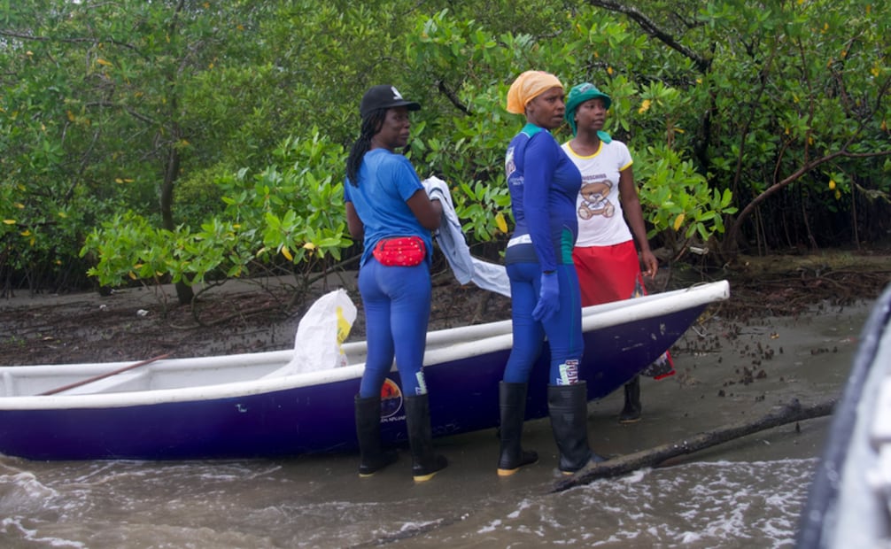 Las guardianas arribando al manglar. Foto: Aldo Sotelo