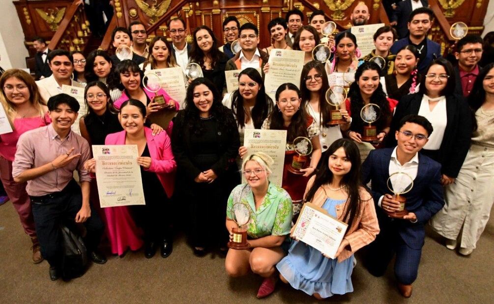 Entrega Congreso de la CDMX Premio de la Juventud; galardonada ‘regaña’ a diputados por ignorarlos y les pide “ponerse las pilas”. Foto: Especial
