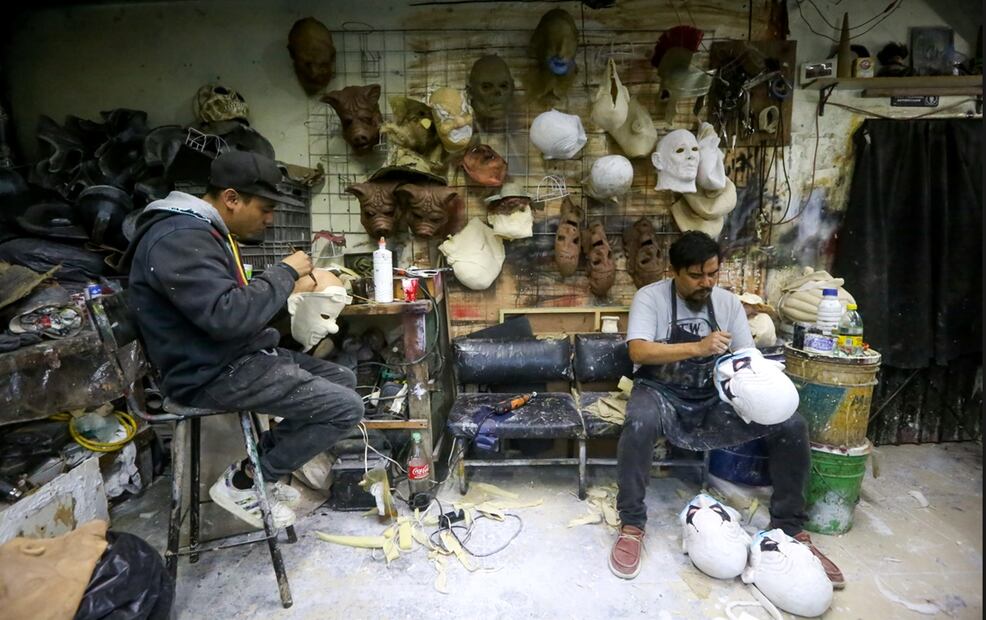 Para la temporada de este 2024, esperan una producción aproximada de 500 máscaras, realizando entre 20 y 40 máscaras al día. Además, esta fábrica de máscaras mexiquense cuenta con un catálogo base que incluye modelos que han creado ellos mismos, con nuevos conceptos o criaturas. Foto: Luis Camacho/EL UNIVERSAL
