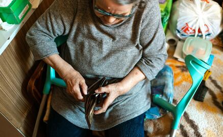 Mexicanos llegan endeudados a la vejez; esperan que apoyos sociales sean su principal sustento, dice Condusef