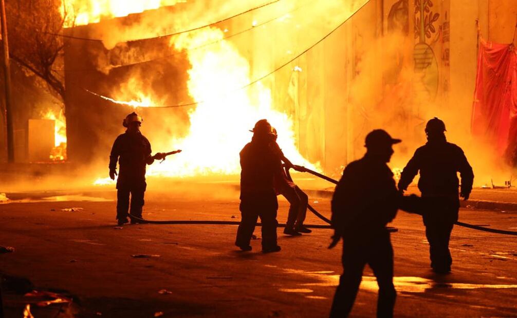 Bomberos luchan por contener las llamas. También han acudido unidades médicas y de protección civil. Foto: Valente Rosas/EL UNIVERSAL