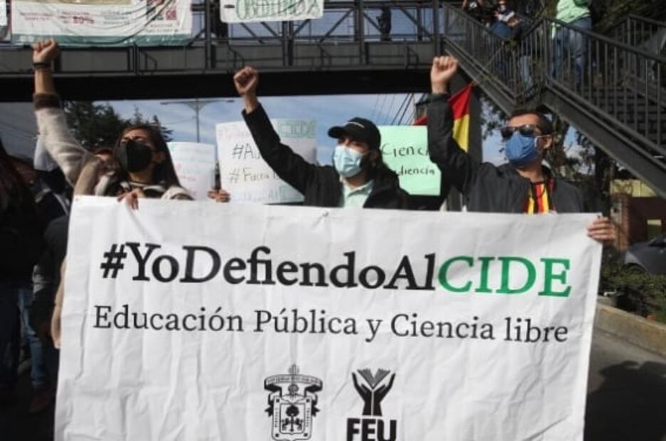 Al grito de “autonomía universitaria”, estudiantes del CIDE cierran la carretera México-Toluca