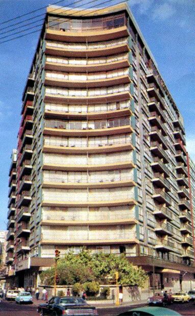 El Continental Hilton fue uno de los hoteles más destacados de la capital hasta 1985, cuando el sismo del 19 de septiembre lo daño al grado de realizarse su demolición en 1986. Colección Villasana.