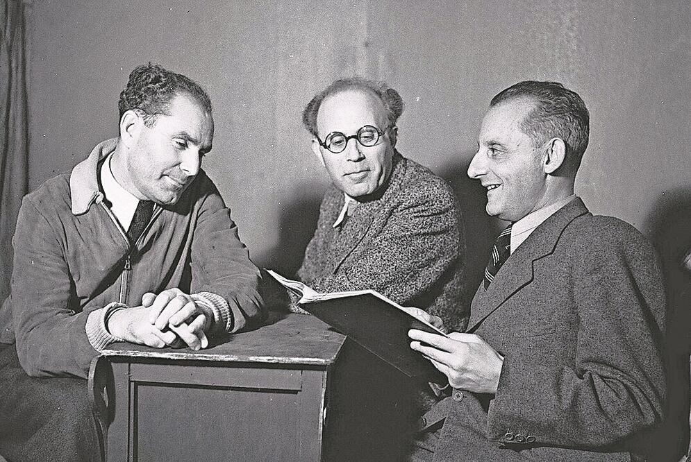 Max Brod (der.), con los directores de escena del Teatro Habima de Tel Aviv, 1942. FOTO: Government Press Office, GPO