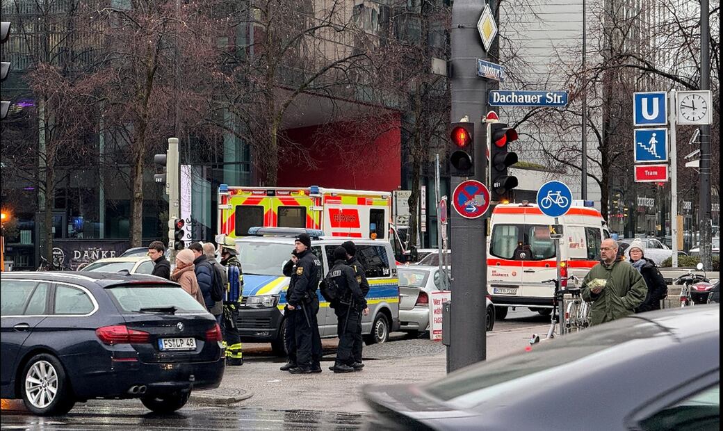 Servicios de emergencia atienden a personas tras un atropellamiento en Munich, Alemania, el jueves 13 de febrero de 2025. Foto: EFE