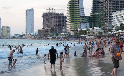 Rescatan a ocho turistas en playas de Mazatlán; fuerte oleaje y problemas de salud provocaron emergencias