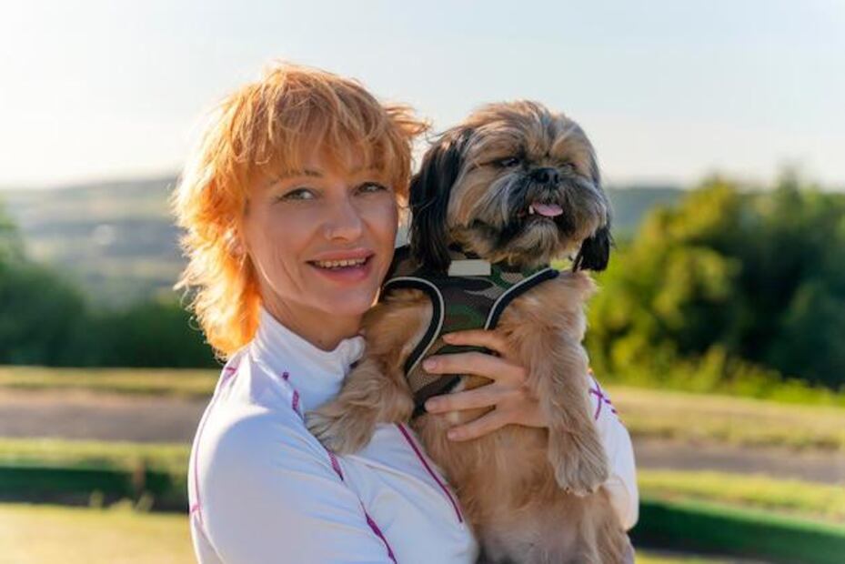 Las personas suelen elegir perros que les reflejan de algún modo. Fuente: Freepik.