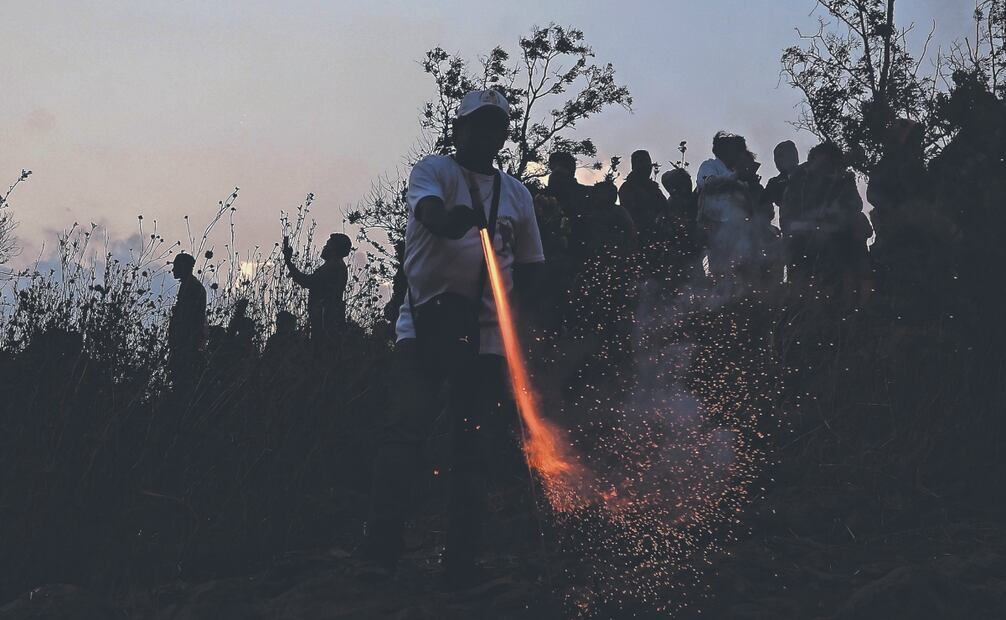 La cruz que se venera en Xochitepec es adornada con cintas de colores llamadas cendeles, y representan peticiones de los fieles. Fotos: de Fernanda Rojas. El Universal