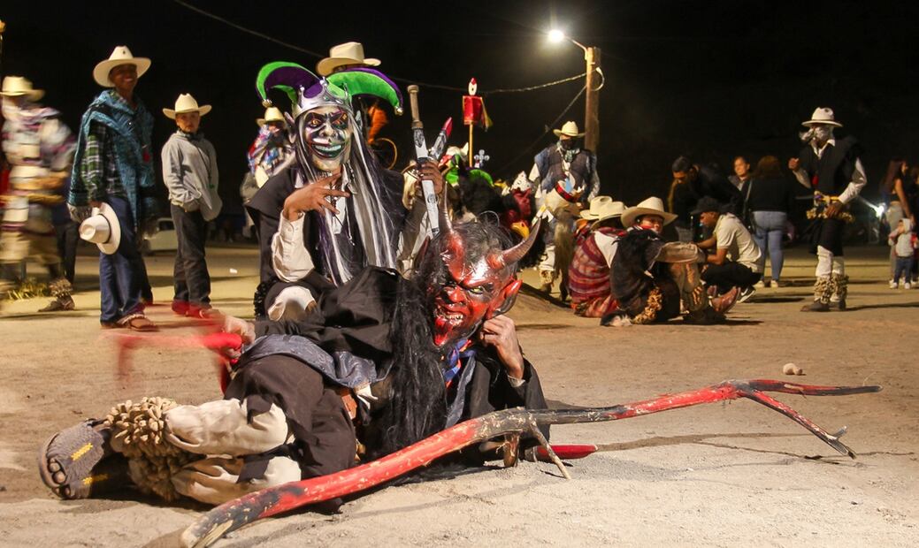 Representar al mal durante las ceremonias de Cuaresma en la Tribu Yaqui puede convertirse en una tragedia de la vida real. Foto: Javier Escobar/EL UNIVERSAL