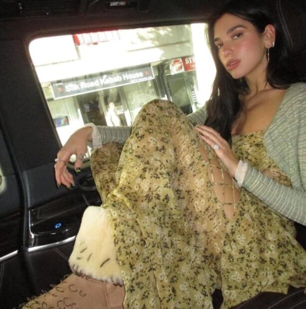 Las botas de Dua Lipa con argollas que todas vamos a querer 